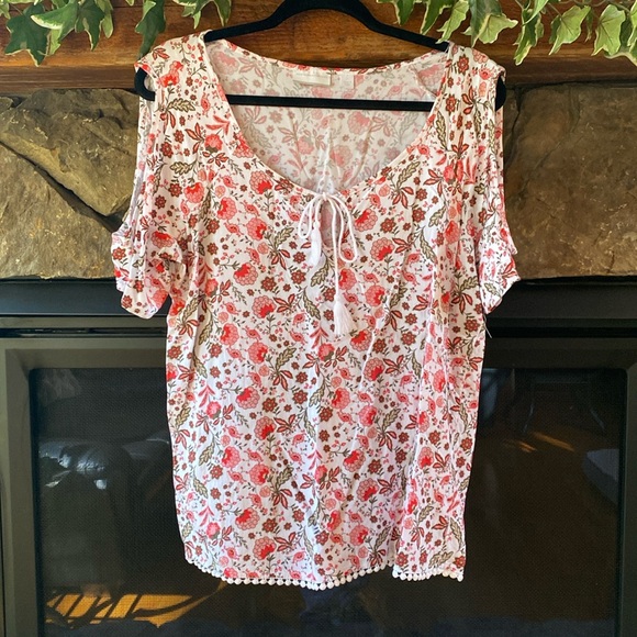 2/$15 NY&C Peep Hole Shoulder Top - Picture 1 of 6